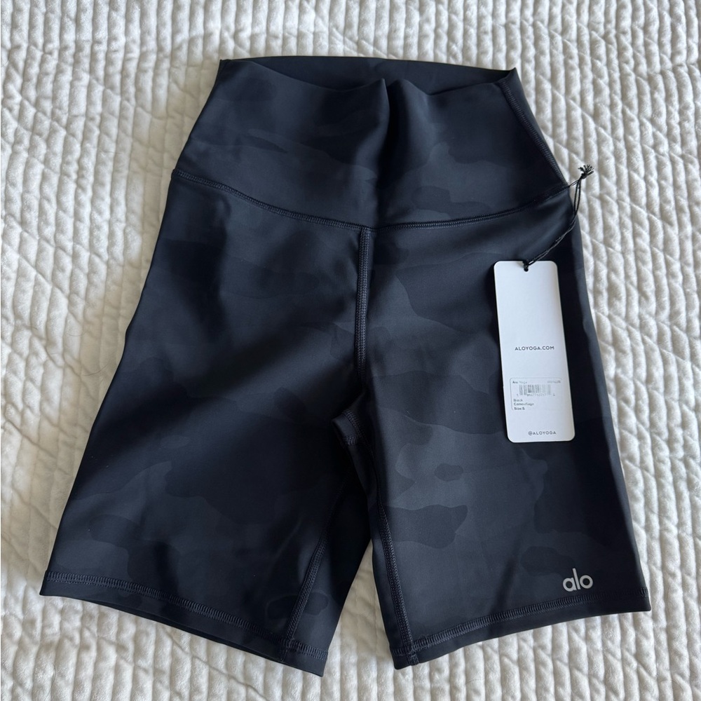Alo biker black camo Airlift shorts. 5”.